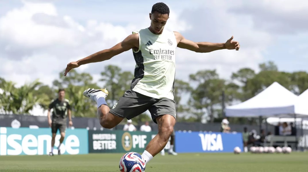 “Ke dy pika të dobëta!” Xabi Alonso e nis me kritika për anglezin Arnold