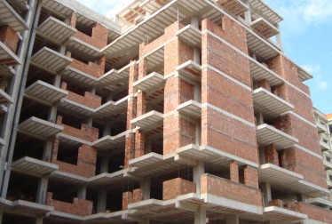 Kërkesa për apartamente të reja në rënie, pronarët e firmave shprehen pesimistë, ngadalësojnë vrullin e ndërtimeve