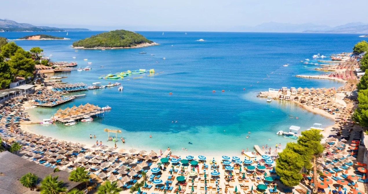 Kërkohen punonjës në bregdet, rroga deri në 2,5 mijë euro në muaj