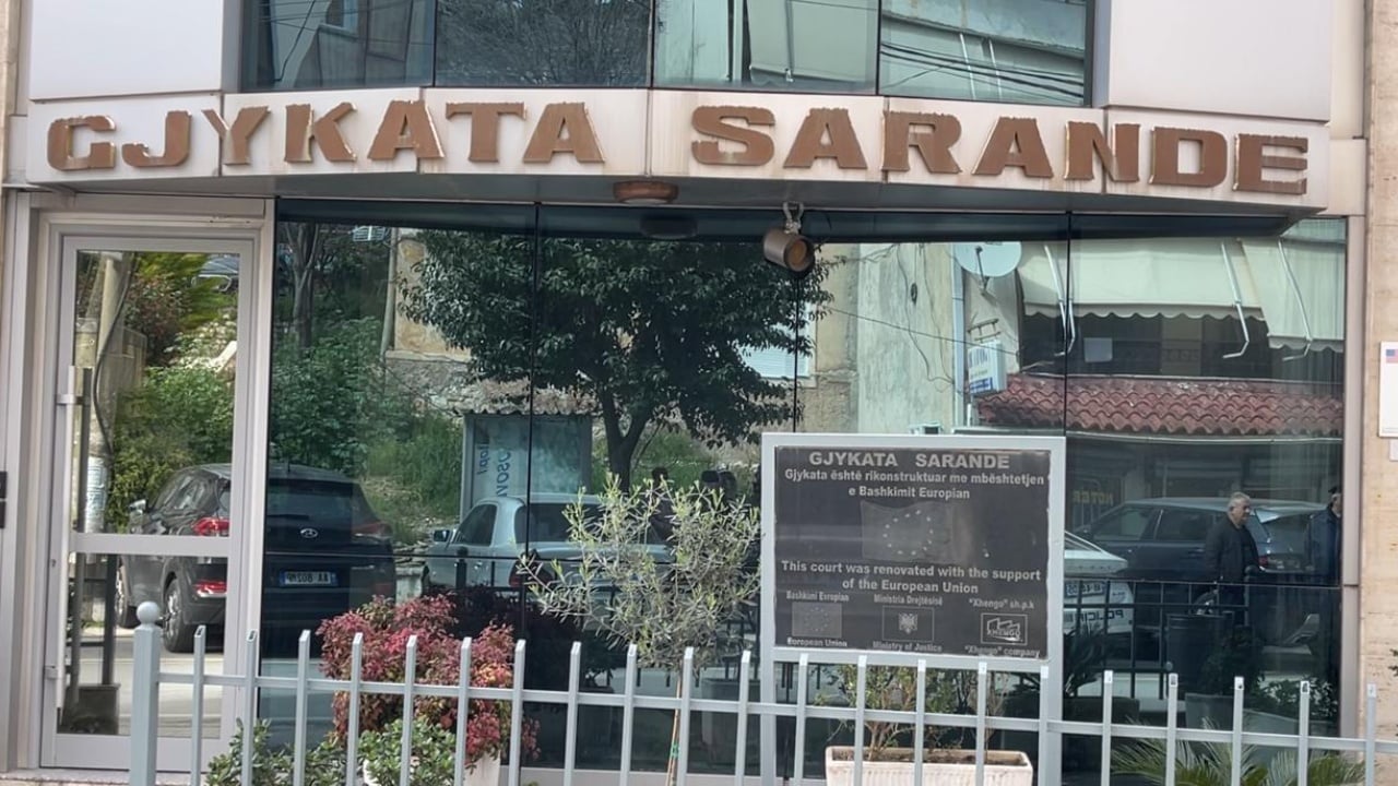 Kërkoi masën “arrest shtëpie” për të akuzuarin/ Të afërmet e të miturës kërcënojnë prokuroren brenda zyrës në Sarandë