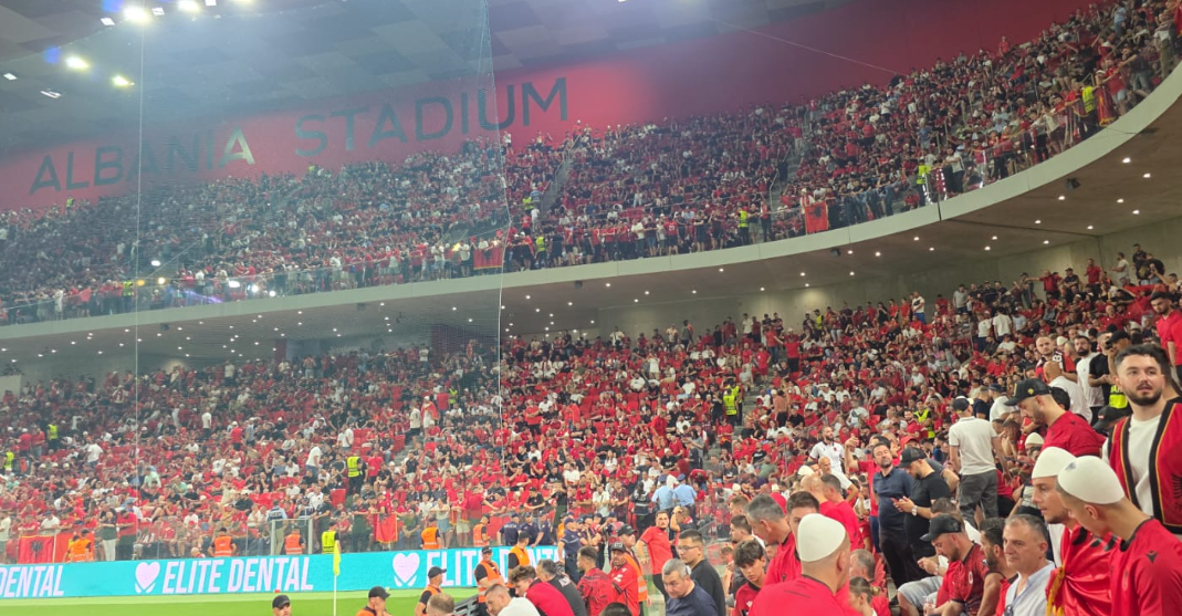 Kërkuan të largojnë simbolet e UÇK, policia përplaset me tifozët në “Air Albania”