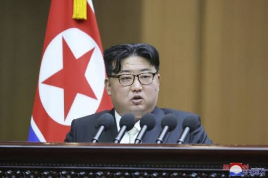 Kim Jong-un bën thirrje për zgjerimin e prodhimit të predhave të reja të artilerisë