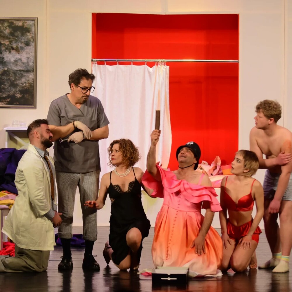 Komedia “Çfarë pa kryeshërbëtorja” këtë mbrëmje në skenën e Teatrit Kombëtar