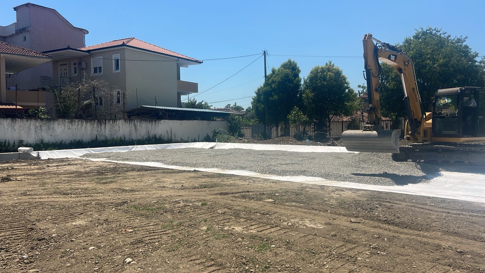 Kompleksi “Shefqet Lamçja”/ Vijojnë punimet për rikonstruksionin e fushës me bar natyral