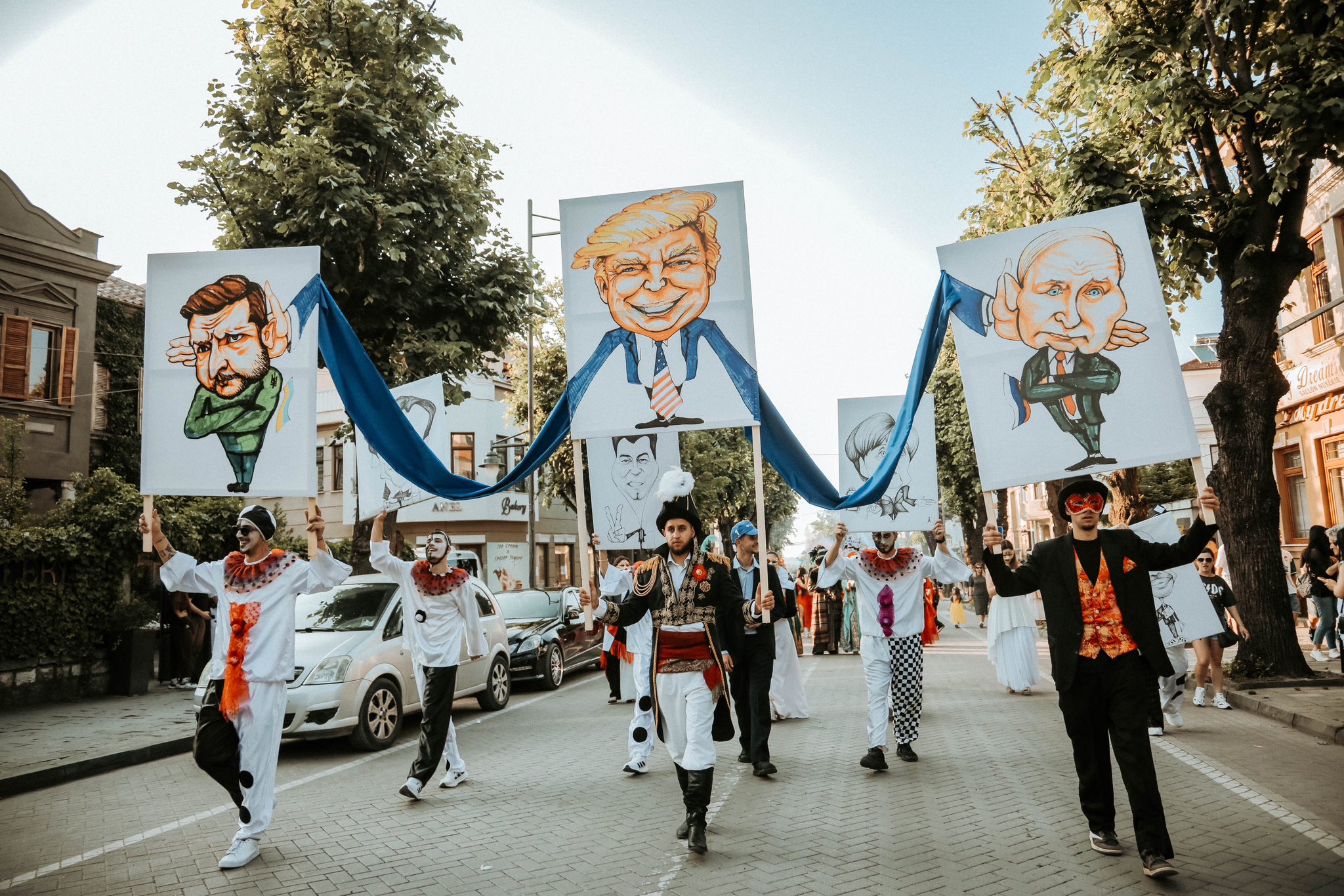 Korça çel verën me një shpërthim ngjyrash dhe emocionesh, karnavalet rikthejnë magjinë e festës së stinës festive