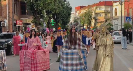 Korça mirëpret karnavalet! Çel sezonin, rrugët mbushen me kostume shumë ngjyrëshe