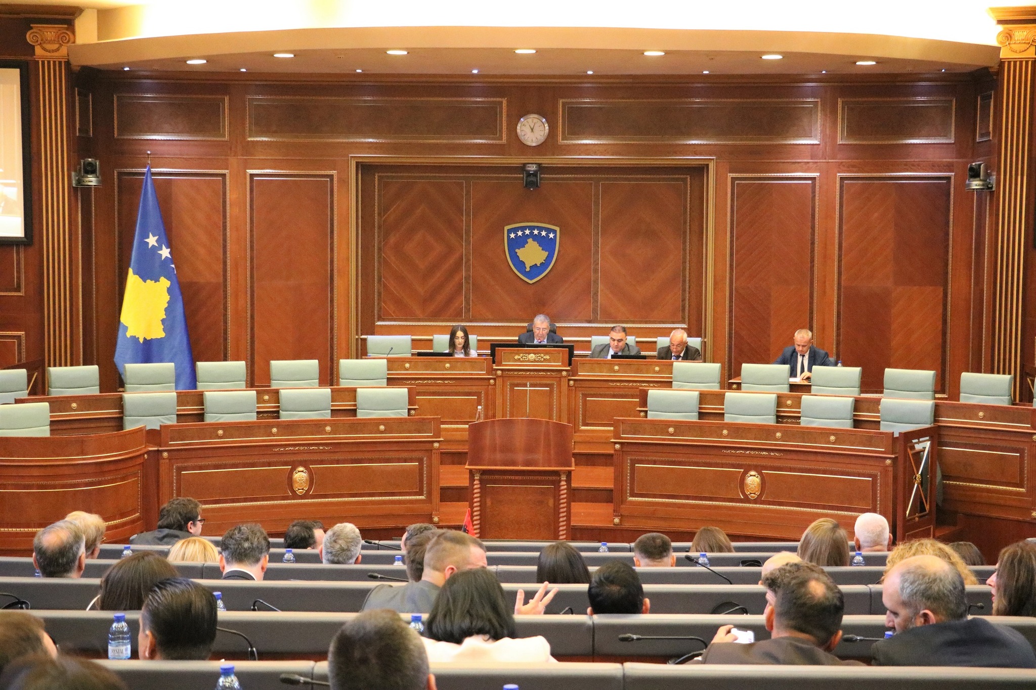 Kosova katër muaj pa kuvend, deputetët marrin paga