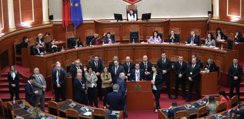 Kryeministri Rama rikthehet në Kuvend pas disa muajsh mungesë, opozita “braktis” sallën