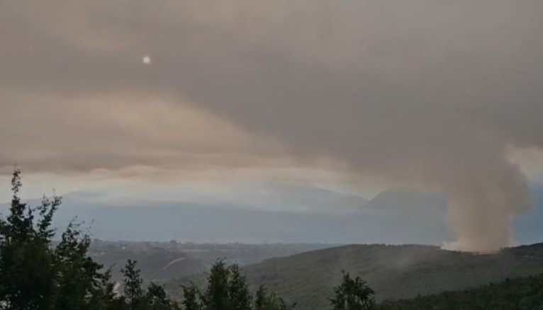 Kukës/ Përfshihet nga zjarri vendgrumbullimi i mbetjeve, tymi përhapet drejt qytetit dhe fshatrave përreth