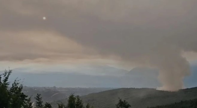 Kukës/ Zjarr në vendgrumbullimin e mbetjeve, tymi “pushton” zonën përreth