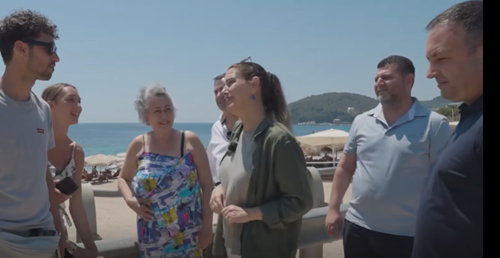 Kumbaro në Himarë, takohet me turistët: Këtë vit më shumë plazhe publike