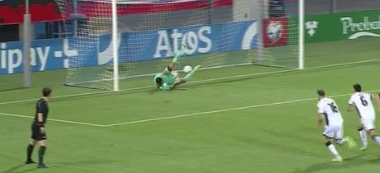 Kumbulla shkakton penallti, Strakosha mban në lojë Shqipërinë me pritjen e tij (video)