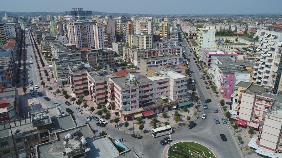 Kushtet e vështira në fshat po rrisin çmimet e banesave me qira në Fier