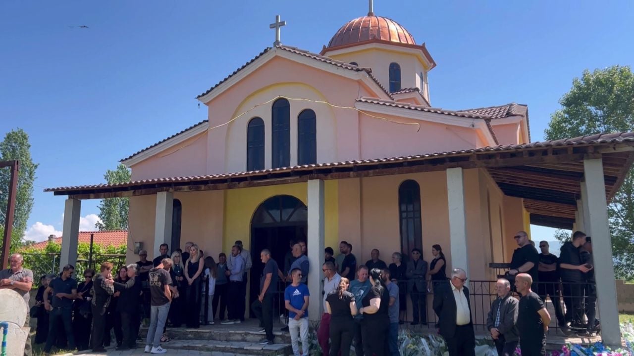 Lamtumira për priftin në Korçë, pak ditë më parë pësoi lëndime të rënda pas rrëzimit nga çatia e një kishe