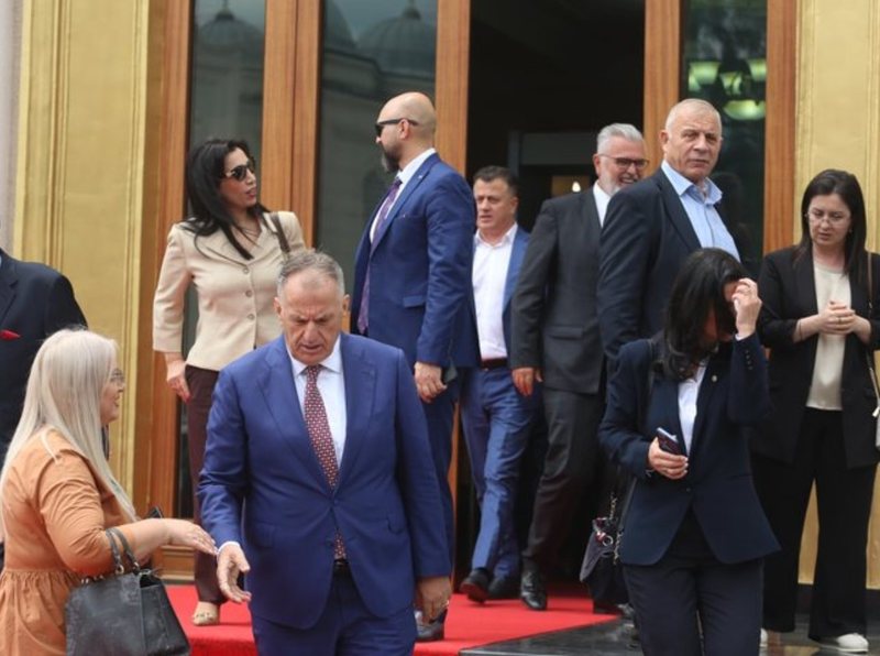 Largohen nga parlamenti në shtator, 82 deputetë do marrin gjysmën e pagës për 3 vite