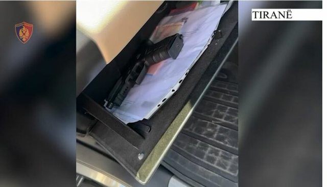 Lëvizte me armë zjarri në makinë, vihet në pranga 28-vjeçari në Tiranë