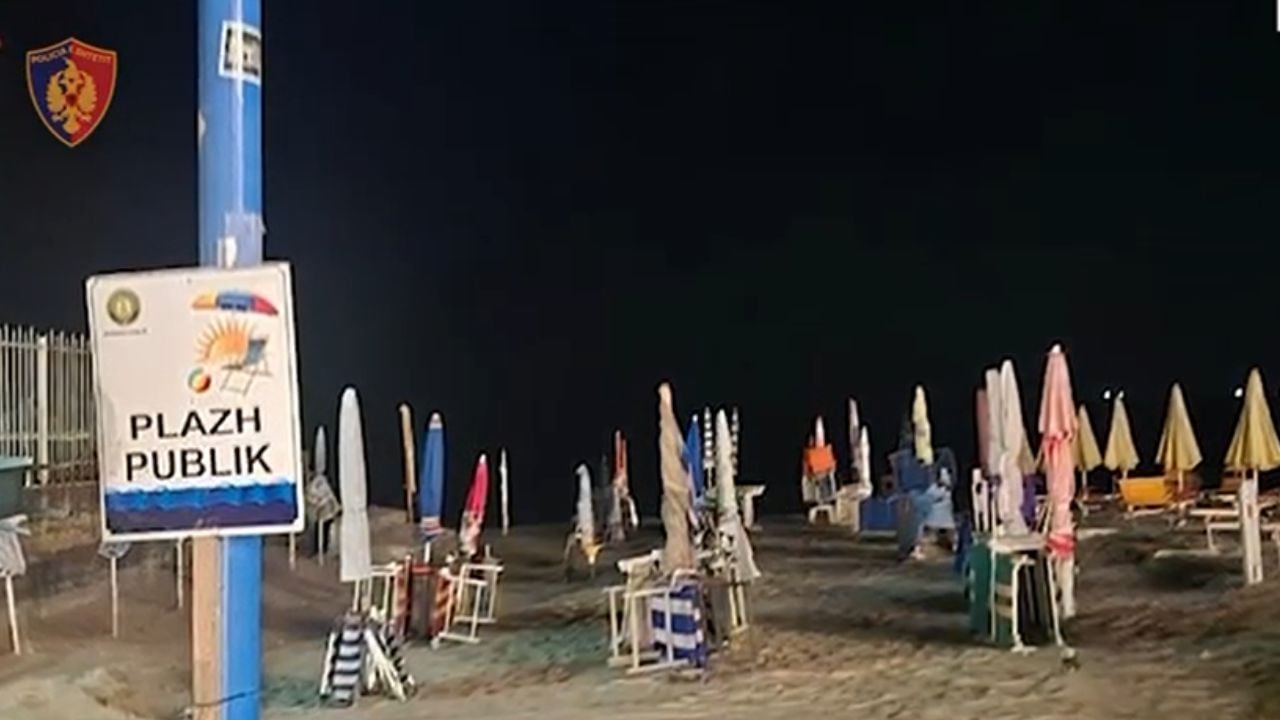 Lirohen dy hapësira publike në bregdetin e Golemit, sekuestrohen 190 çadra dhe shezlongë! Nën hetim një grua