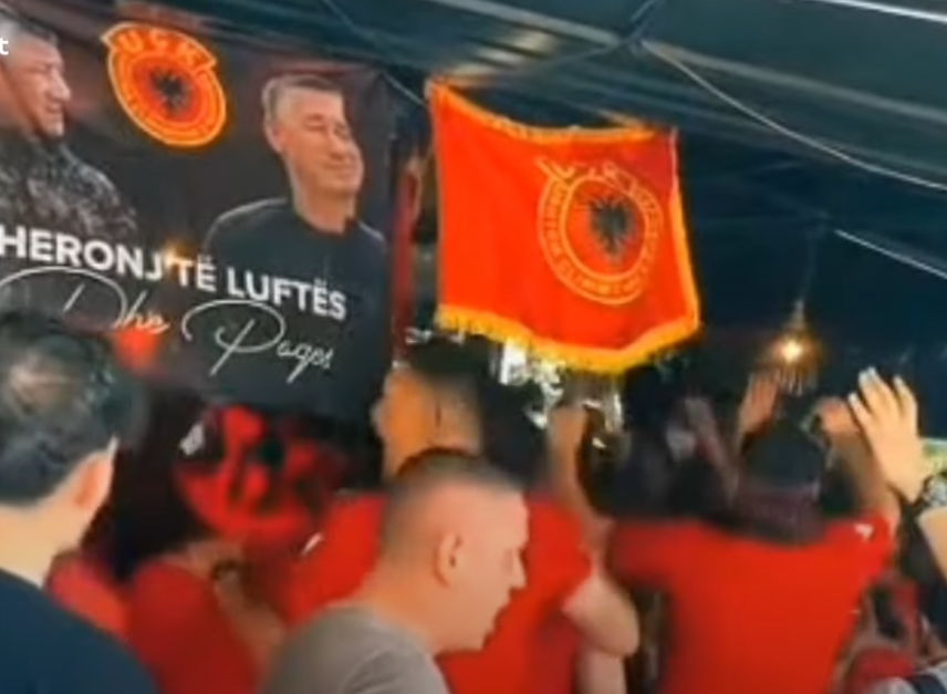 LIVE/ Shpërthen festa në Tiranë për ndeshjen Shqipëri-Serbi, turma e tifozëve nuk ndalet: UÇK, UÇK, UÇK! (VIDEO)