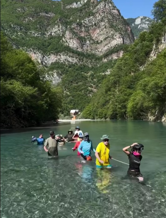 Lumi i Shalës, për turistët që kërkojnë eksperienca magjike gjatë pushimeve (VIDEO)