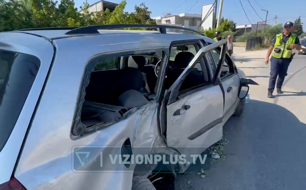 Makina del nga rruga në Fier, dy të lënduar