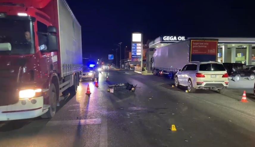 Makina përplas motoçikleten në dalje të Lezhës, plagoset drejtuesi