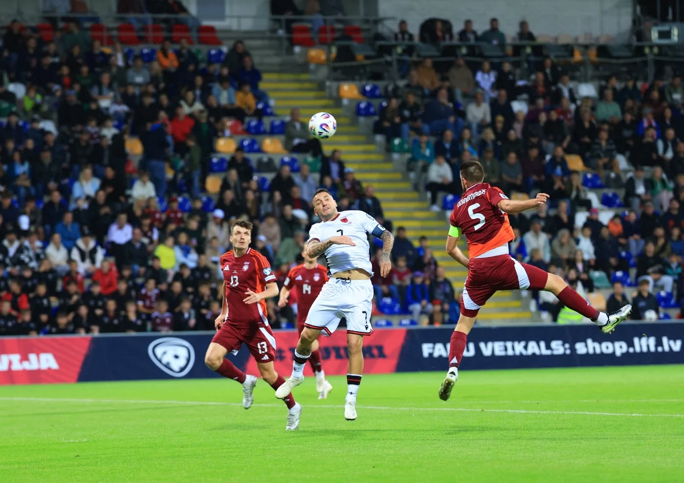 Manaj kapet me gazetaren në studio: Po luajmë për Botëror, normal që është e vështirë të shënosh gol