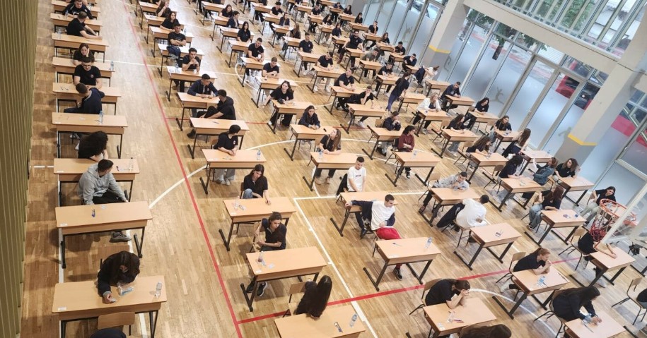 Mbi 27 mijë maturantë testojnë sot njohuritë në provimin e Matematikës