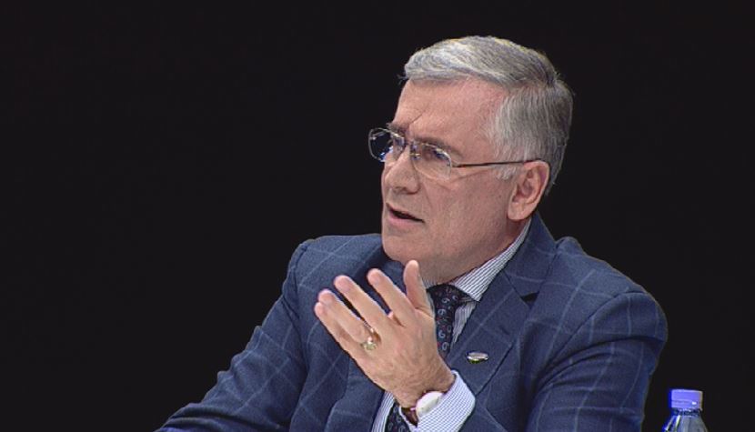 Mbi supet e tyre! Homazh për mësuesit e mi Alfred Uçi dhe Zija Xholi