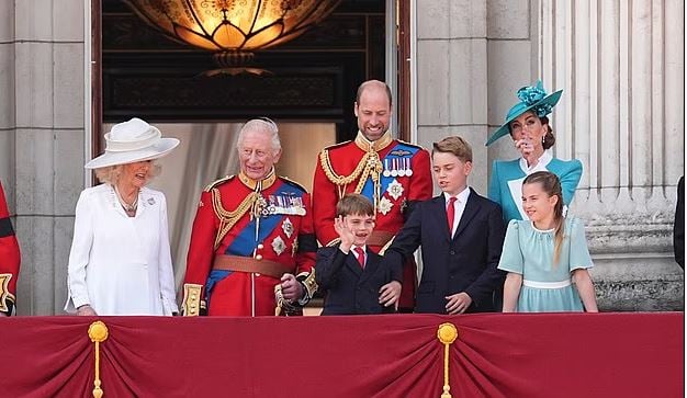 Mbreti Charles nderon viktimat e Air India në paradën ushtarake Trooping the Colour