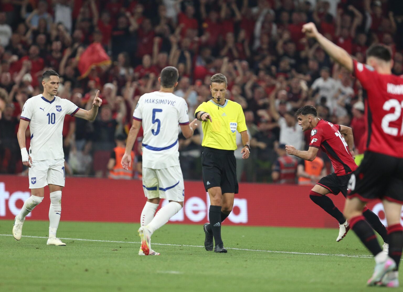 Mbyllet pa gola ndeshja Shqipëri-Serbi në “Air Albania”