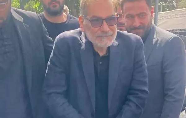 Me bastun, zyrtari i lartë iranian ‘ringjallet’ pas sulmit ajror izraelit, homazhe në funeralin e udhëheqësve të lartë ushtarakë