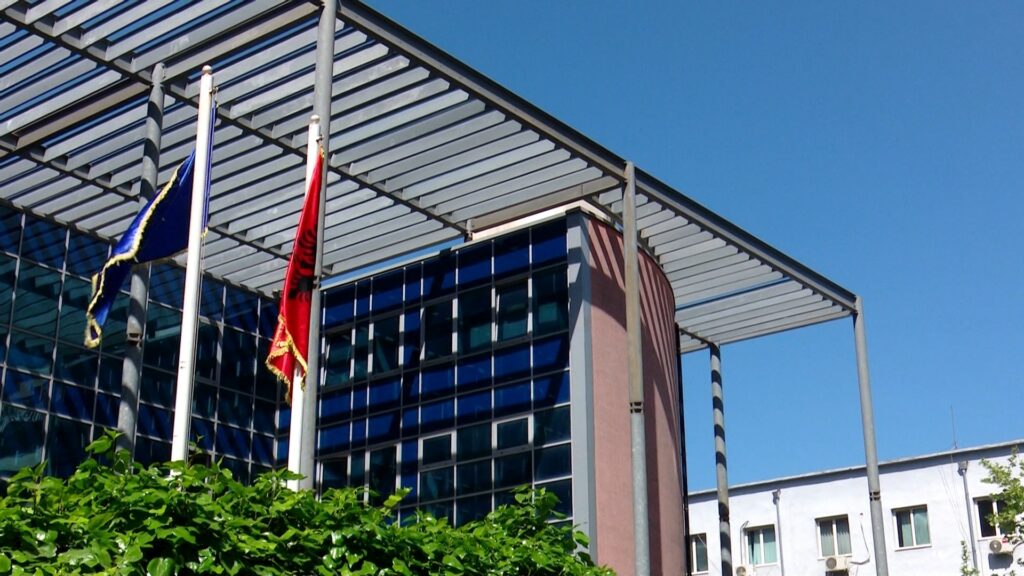 “Më shkarkoi tre herë me postë”, dëshmon në GJKKO paditësi i Bardh Spahisë