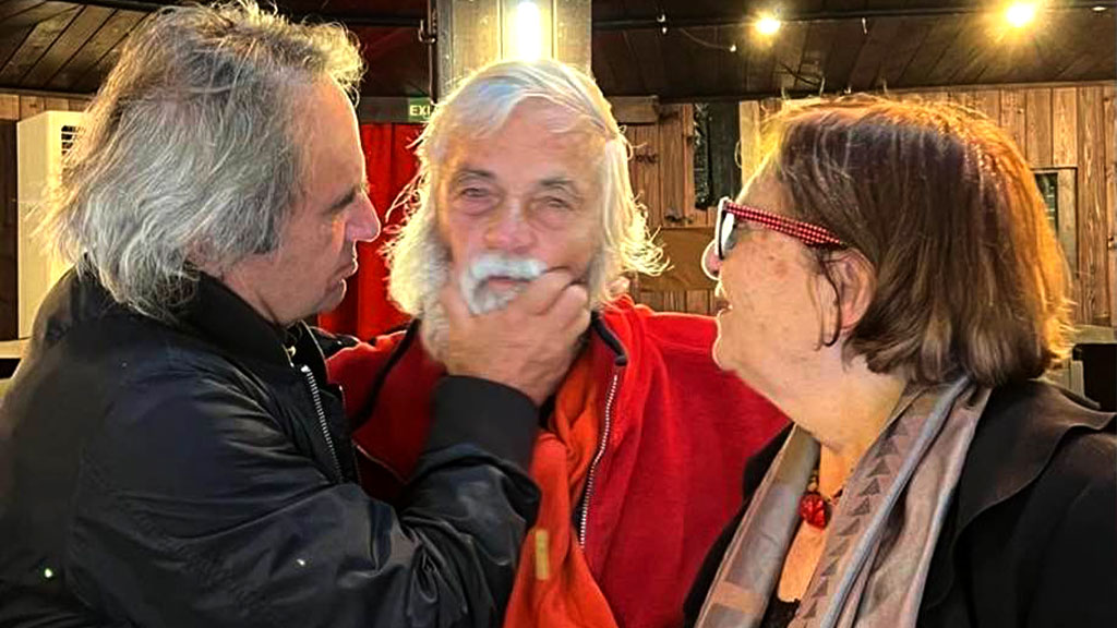 Mevlan Shanaj dhe Natasha Lako, në këtë çast kur “Anteu” Viktor Zhusti, zbriste nga skena dhe ngjitej në qiellin e mirënjohjes