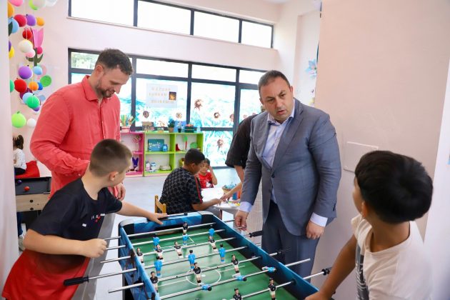 Ministri Hoxha në Qendrën Komunitare Shkozë: Kurban Bajrami, moment solidariteti