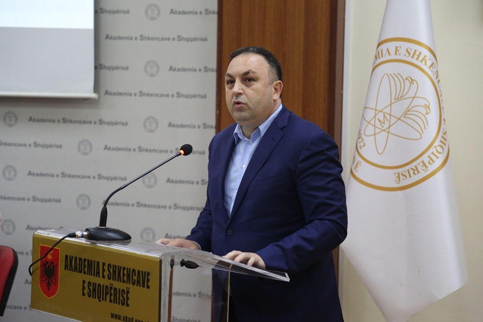 Ministri Hoxha për librin e Ahmet Prençit: Pa polici dhe pa kujtesë kolektive, historia mund të përsëritet