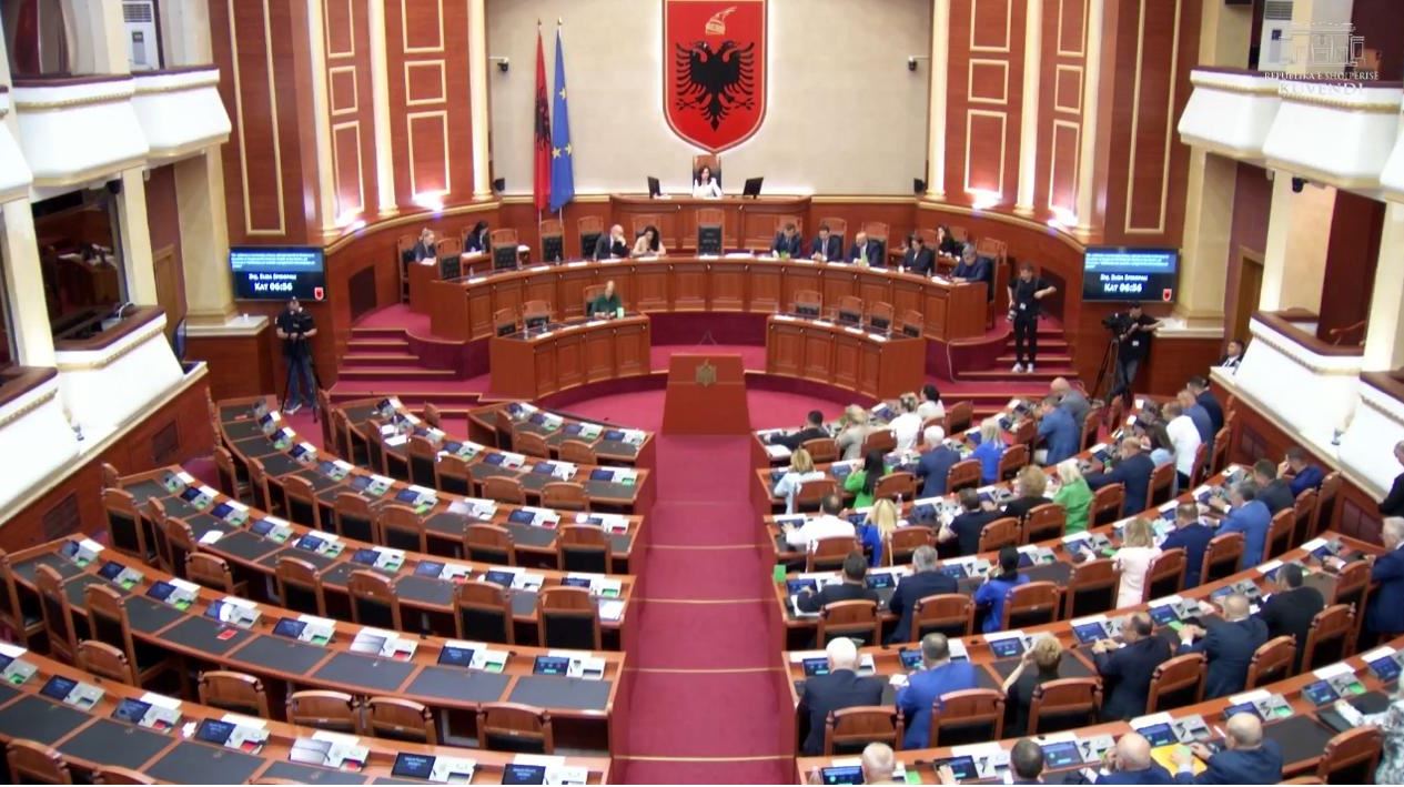 Miratohet me 71 vota ndryshimet në buxhetin e vitit 2025 dhe marrëveshjen e sigurisë me Ukrainën. Opozita nuk merr pjesë