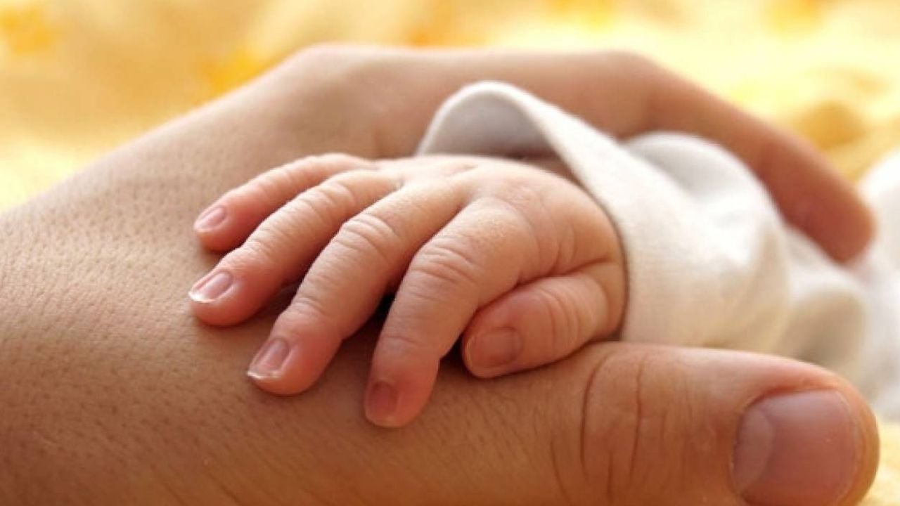 Misteri i vdekjes së foshnjës 5-muajshe në Greqi, prindërit shqiptarë arrestohen dhe merren nën hetim! Dëshmitë e tyre të ndryshme nga njëra-tjetra