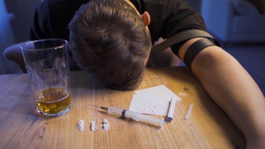 Mjekët: Kureshtja për drogën shtyn të rinjtë