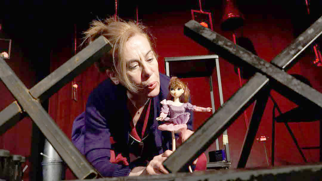 Monodrama “Engjëjt” me regji nga Naser Shatrolli në festivalin “Flasim shqip”