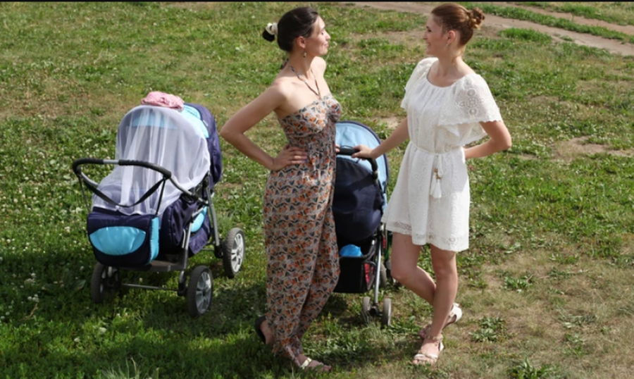 Mos e mbuloni karrocën e foshnjës në ditë të nxehta si këto, ja pse