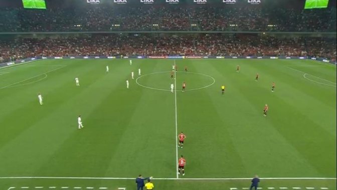 ”Mos hidhni objekte në fushë”, thirrja që ndërpreu për pak sekonda sfidën Shqipëri-Serbi