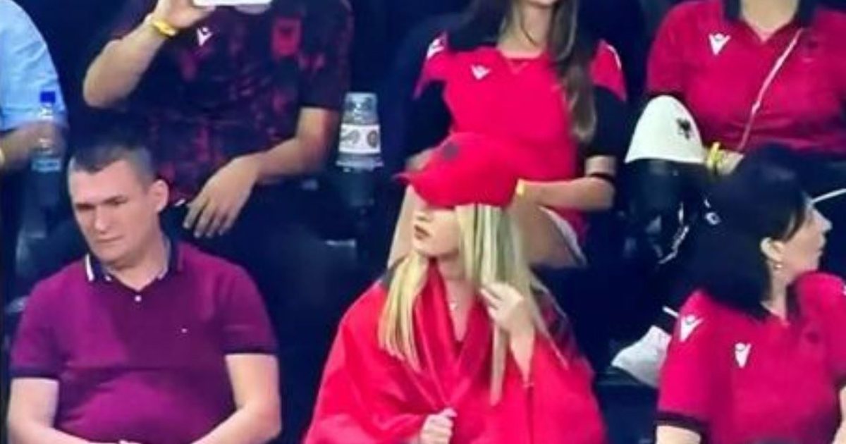 Ndeshja e VITIT/ Edhe Altin Dumani po ndjek në stadium sfidën Shqipëri-Serbi