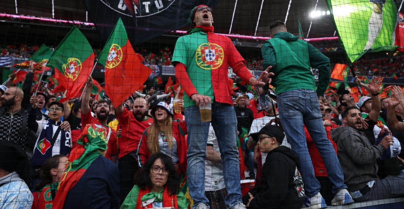 Ndeshja Portugali-Spanjë, tifozi bie nga tribuna dhe humb jetën