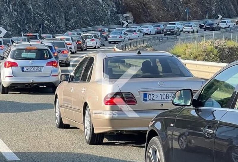 Ndeshja Shqipëri-Serbi/ Varg kilometrik në Rrugën e Kombit, mijëra tifozë udhëtojnë nga Kosova drejt Tiranës