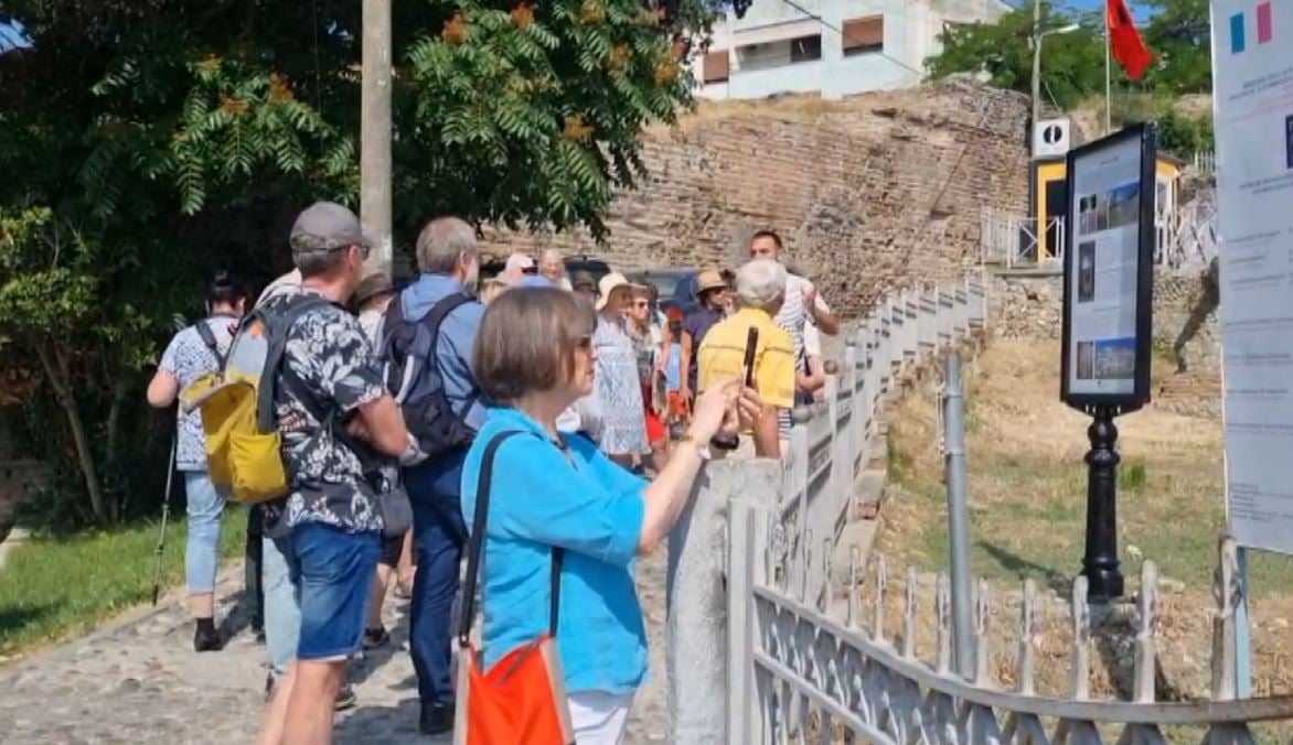 Në Durrës për historinë! Më shumë se plazhi, të huajt i tërheq historia e qytetit dhe zonat arkeologjike