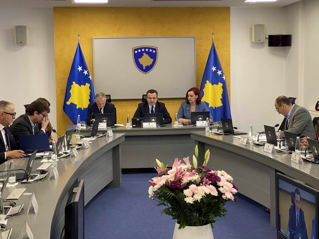 Në Kosovë, rriten shtesat për lehona dhe pagat për zyrtarët publik