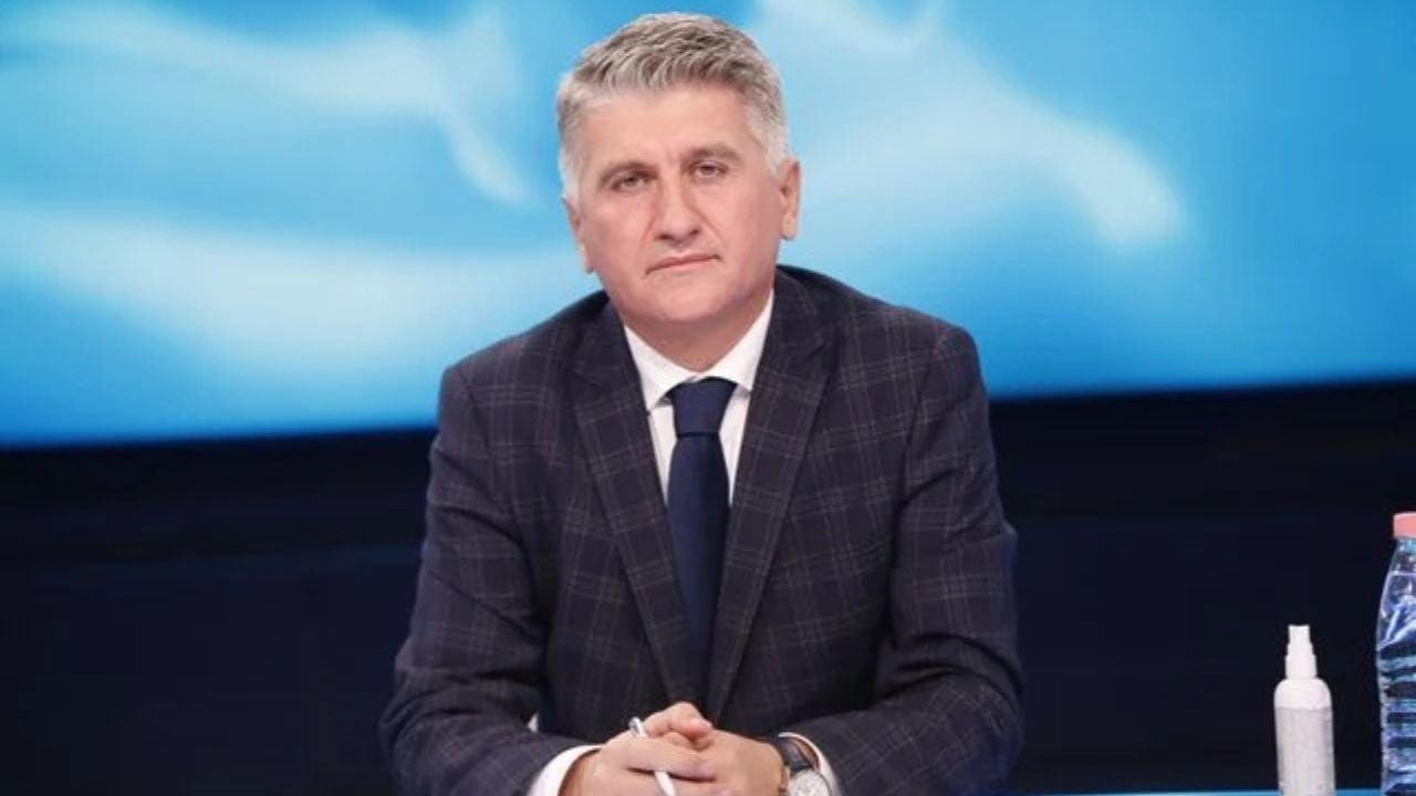 “Në politikë lotët nuk derdhen, kapërdihen”, satira e Gjekmarkajt me Akademinë e Rilindjes: Leksioni i akademike Etildës që zgjidhi sherrin mes Vin Hoxhës dhe Gonxhes