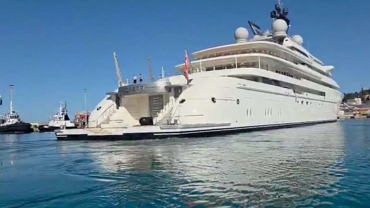 Në pronësi të ministrit të Emirateve të Bashkuara Arabe, mbërrin në Portin e Durrësit super-jahti luksoz! Një nga më të mëdhatë në botë!