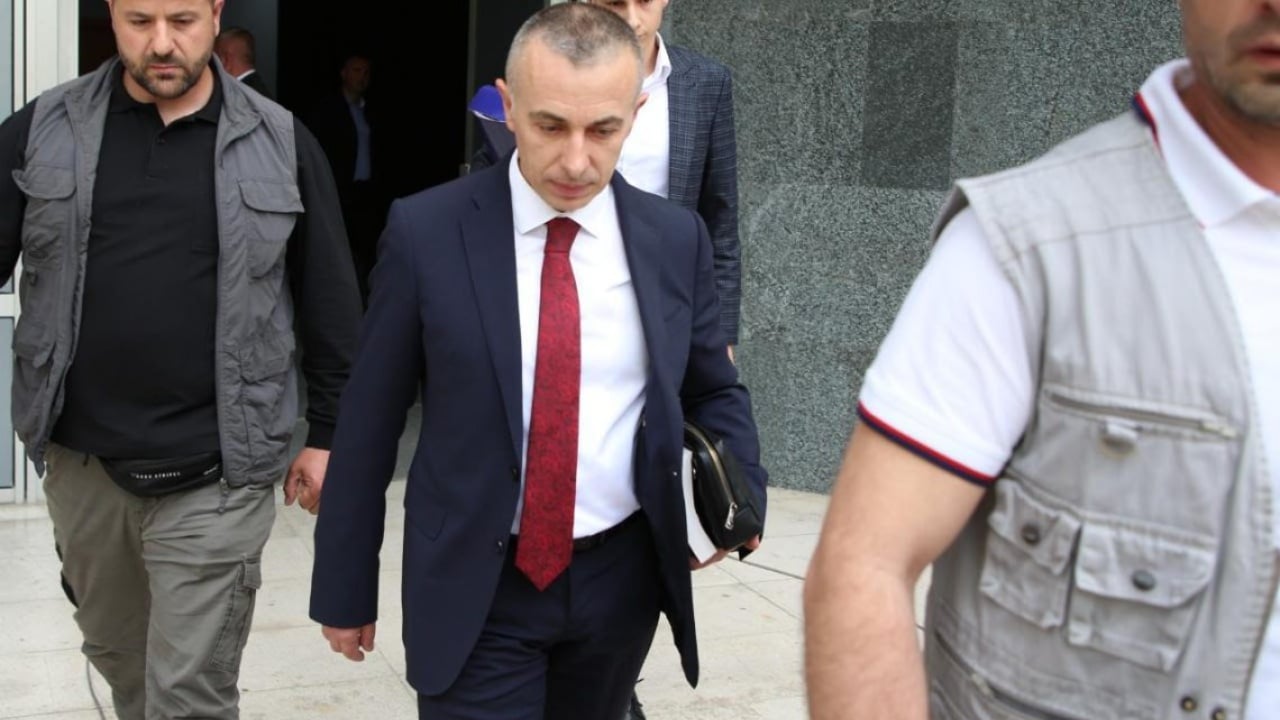 “Në sedilje pashë 13 predha”/ Ish-prokurori Ndoja tregon me detaje ditën e atentatit: Na qëlluan me dy armë, të shtënat zgjatën 10 sekonda