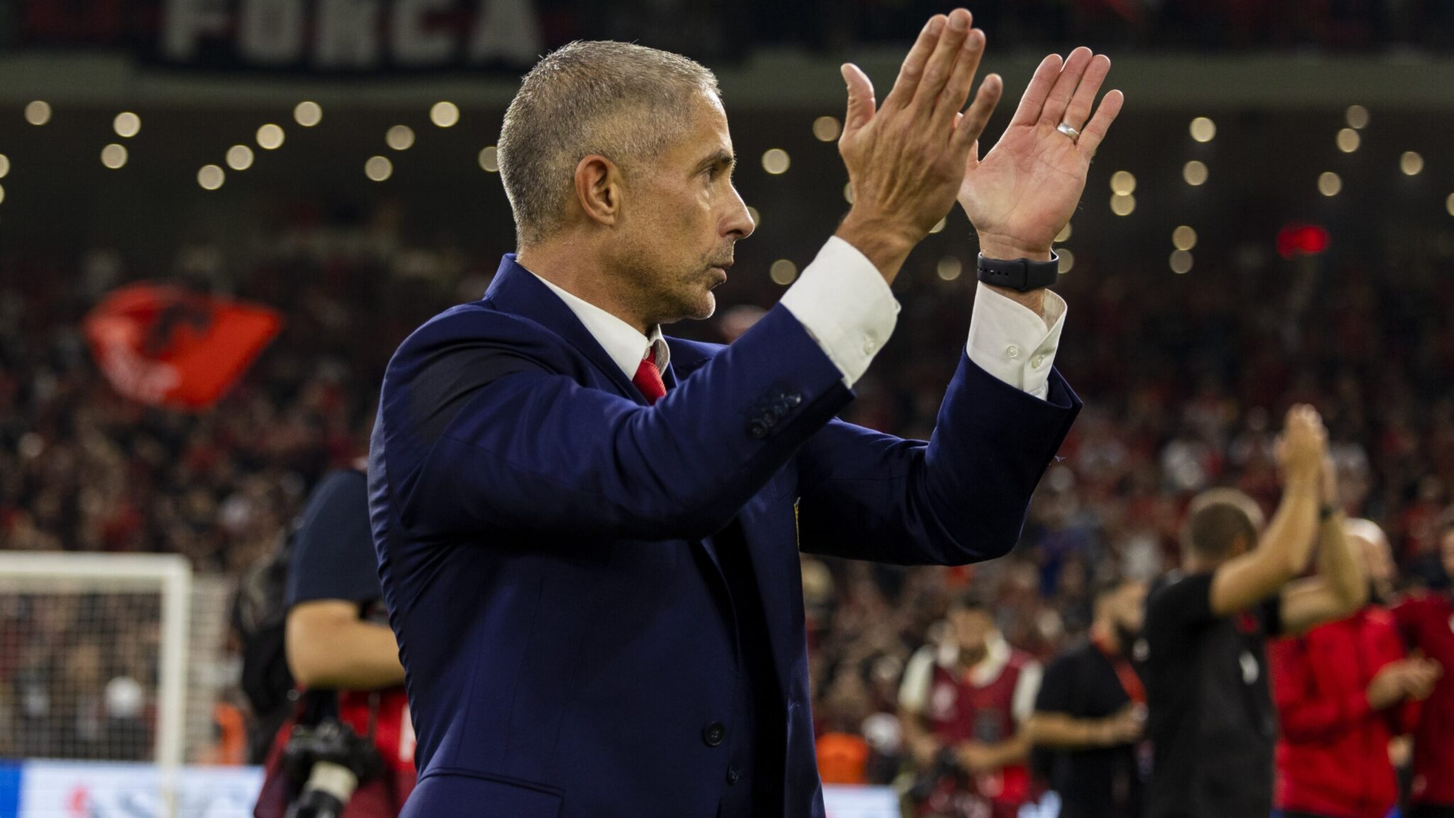 “Nëse Sylvinho do që të fitojë ndaj Serbisë, duhet të luajë pa Asanin. Duhen Broja, Daku dhe Bajrami dhe fitojmë 1-0”